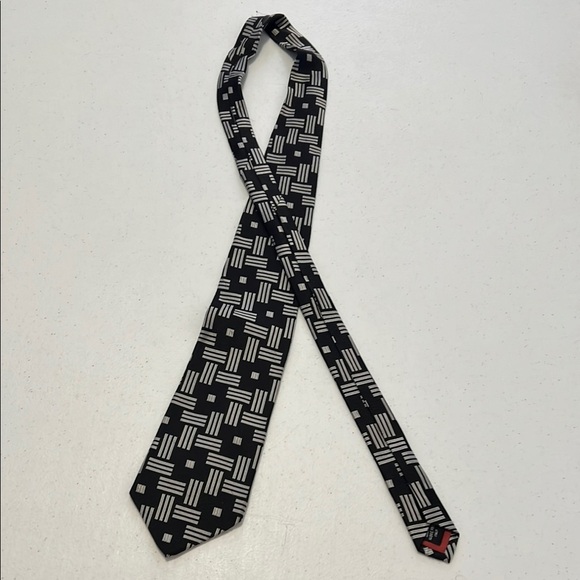 Geoffrey Beene Black and White‎ Geometric Tie (used -good) - Picture 1 of 5